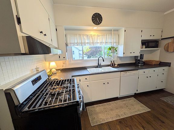 4th image of 303 Maple St SW