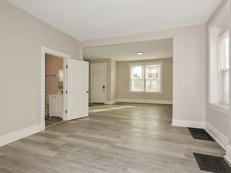 1348885_019_living_room_13448206.jpg