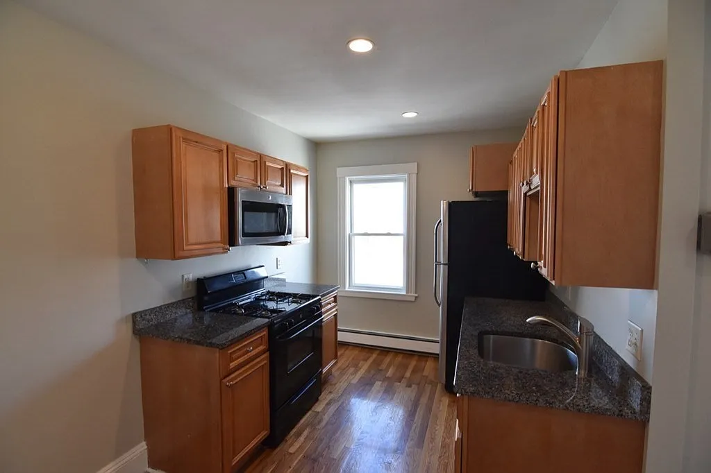2 bed, 1.0 bath, 900 sqft, $2,700 — Photo 4