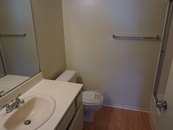4th image of 5740 Camellia Ave #101