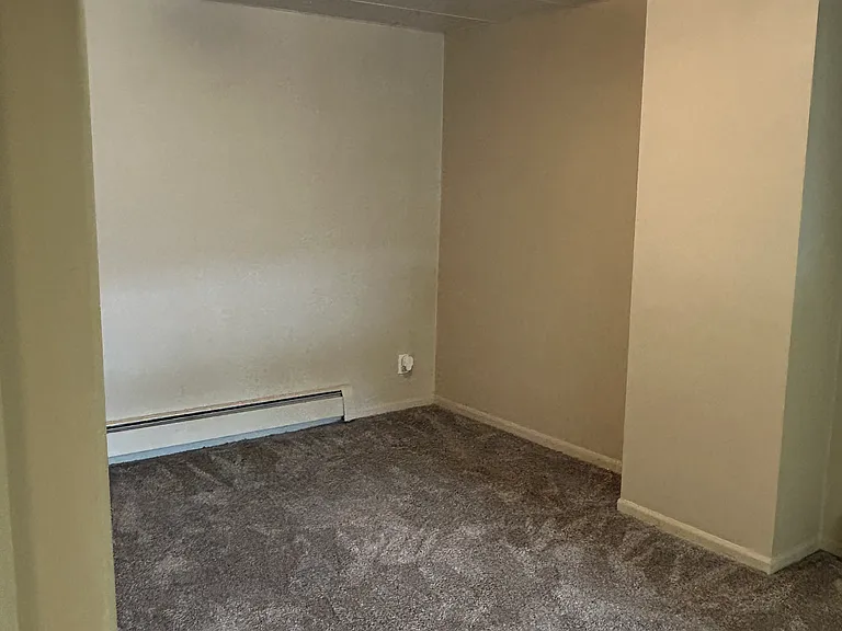 126 Eastmanville St #B — Photo 12