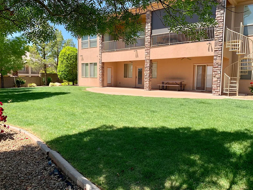 2276 E Greystone Dr