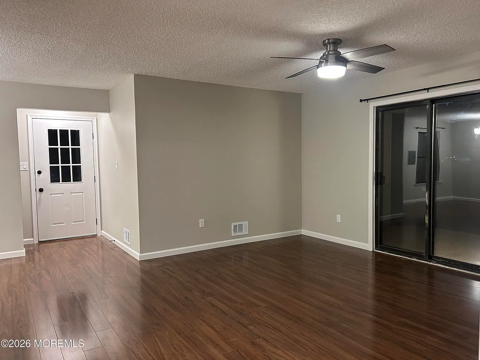 2 bed, 1033 sqft, $2,400 — Photo 4