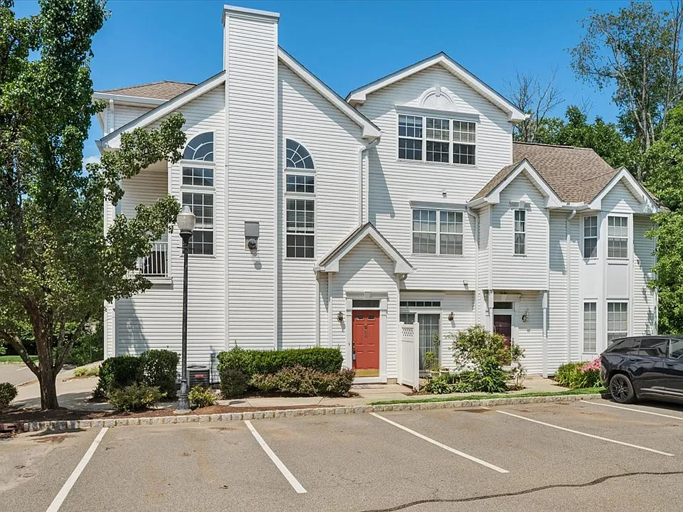 82 Hancock Dr