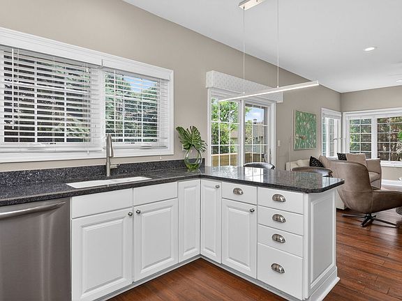 4th image of 5131 Creek Dr