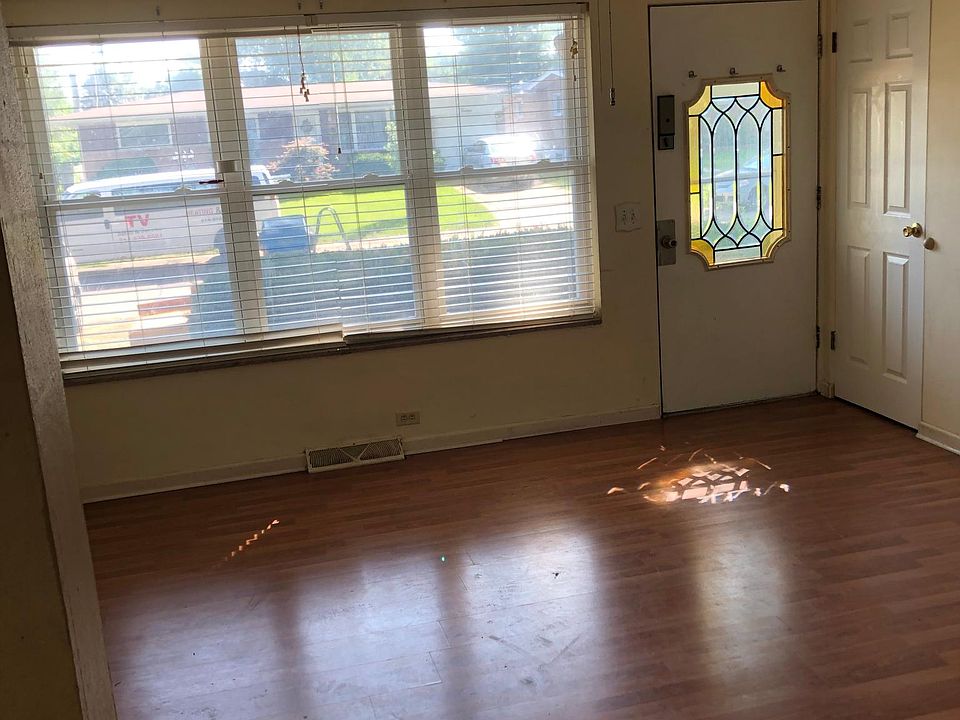 1st image of 11 Queen Ann Dr