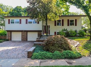 16 Hallo St, Edison, NJ 08837