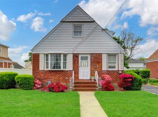 26 Walton Ave, Uniondale, NY 11553