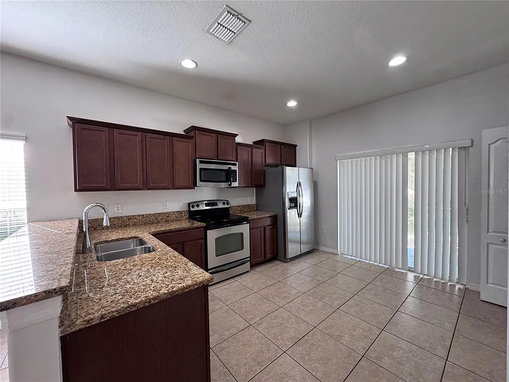 2 bed, 2.5 bath, 1192 sqft, $1,650 — Photo 4