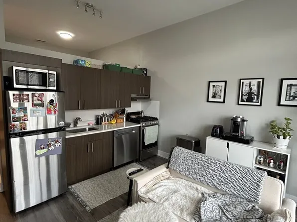 3220 N Lincoln Ave #304, Chicago, IL 60657