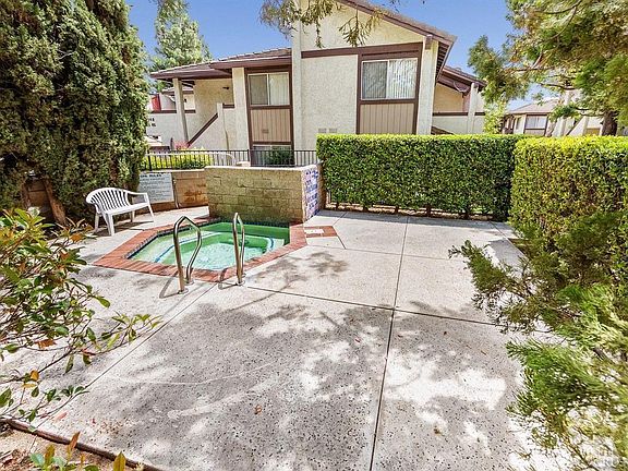 4th image of 1342 E Hillcrest Dr Unit 15