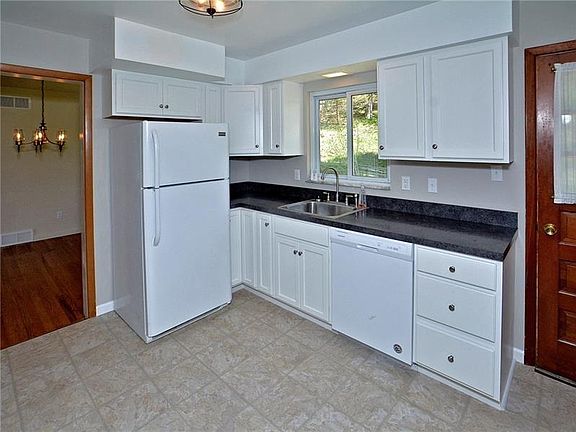 2nd image of 3245 Evergreen Dr