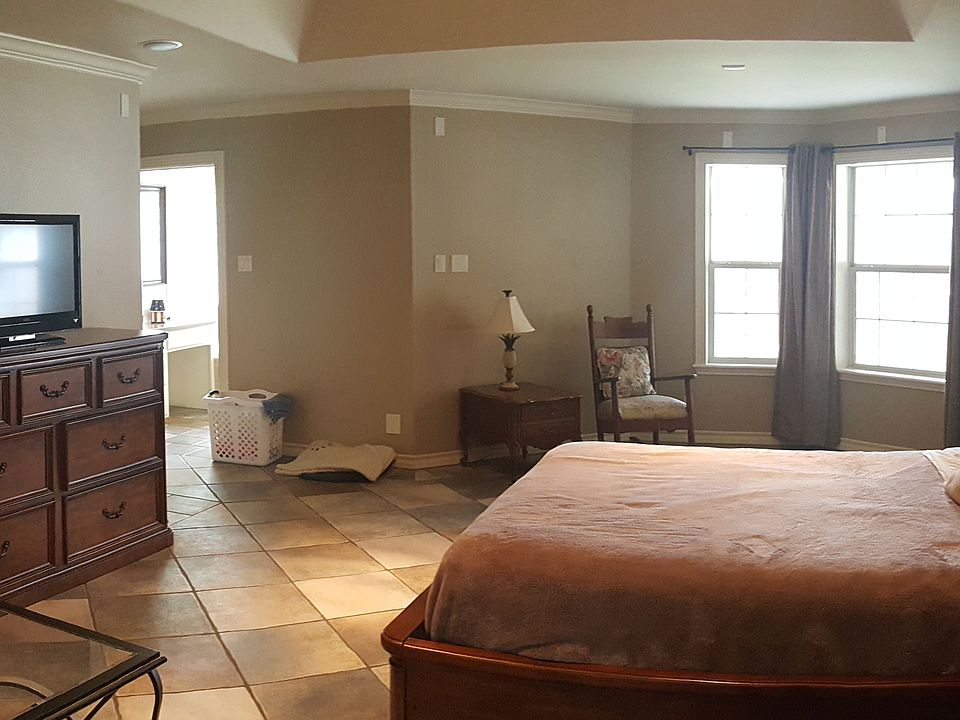 2nd image of 833 W Rhodes Ave