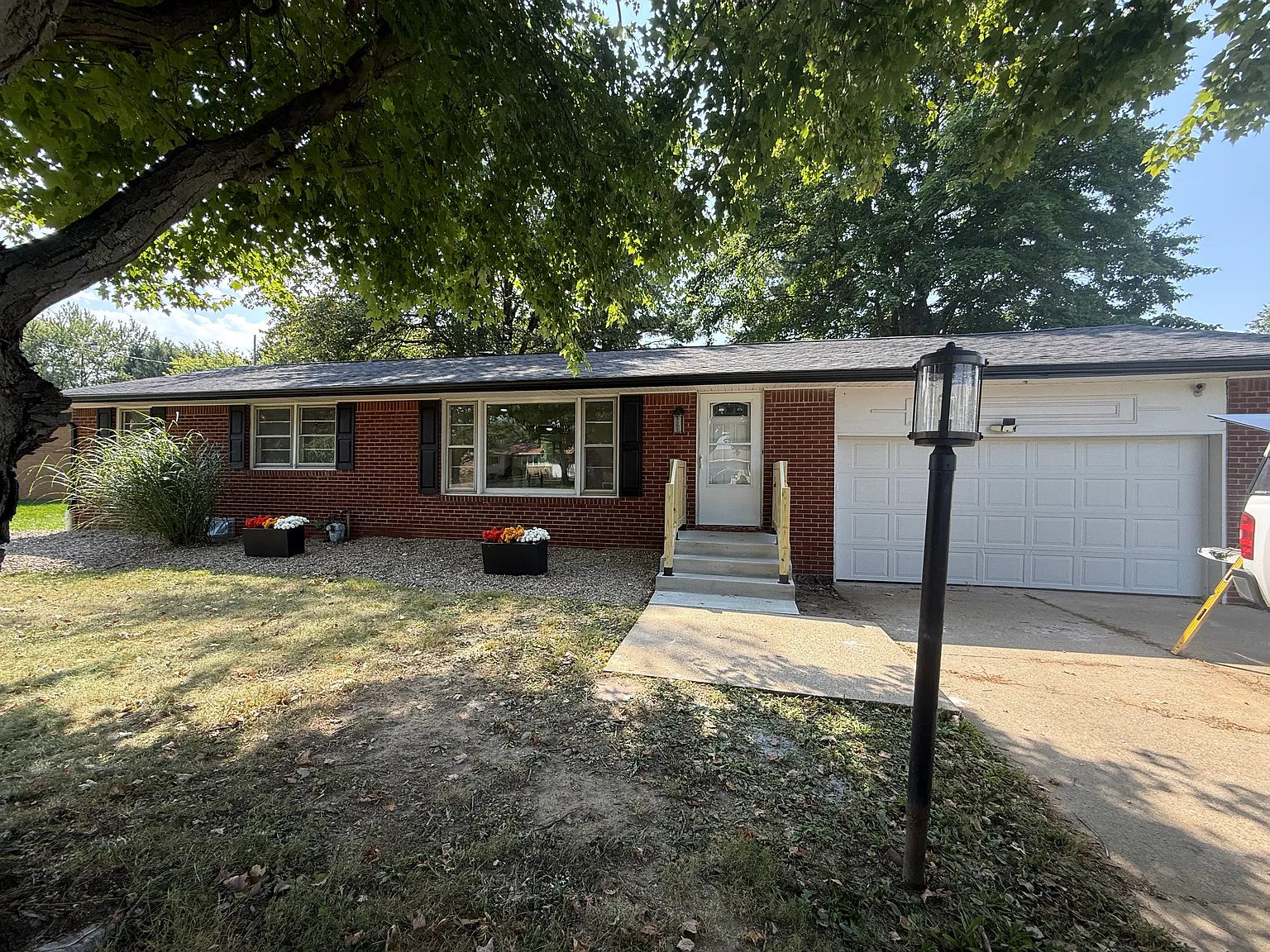 3 bed, 1.5 bath, 1300 sqft, $2,200 — Photo 1