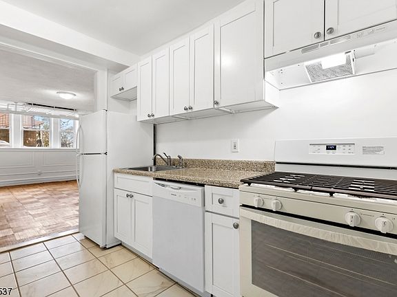 2nd image of 10 Roosevelt Pl #27