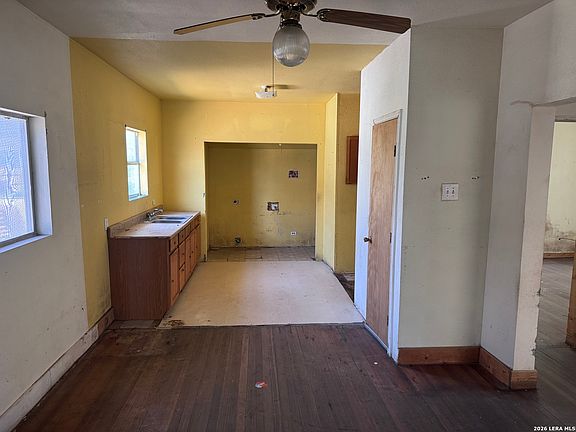 4th image of 1751 W KINGS HWY