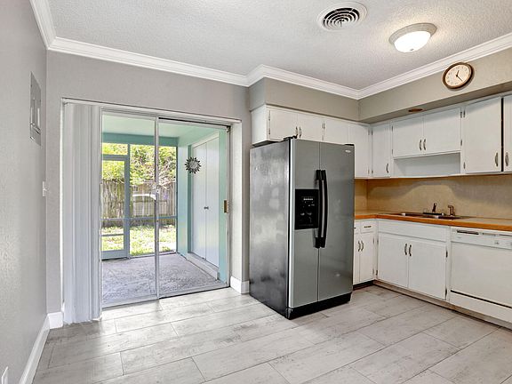 4th image of 2550 NE 10th Ct