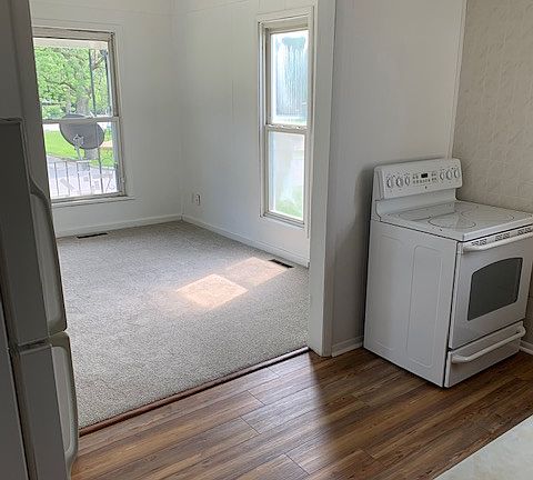 4th image of 609 Elm St APT 2