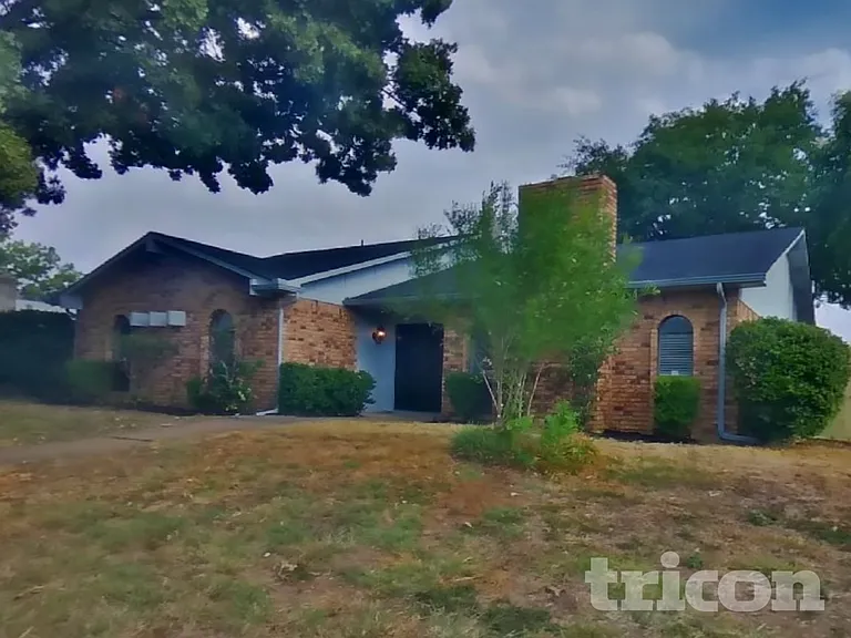 414 Hemlock Dr — Photo 2