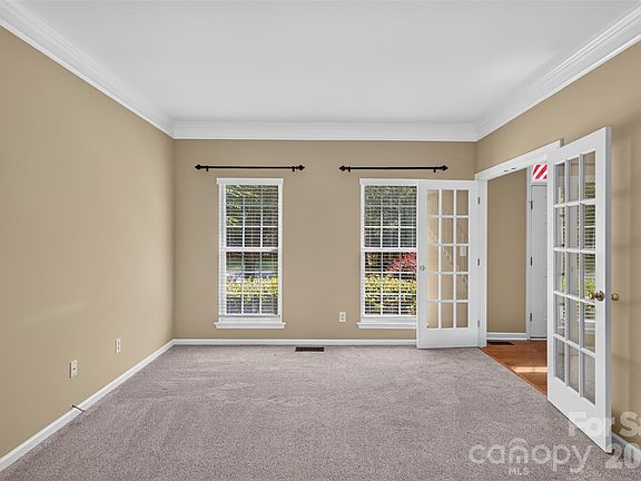 5th image of 204 Whitegrove Dr