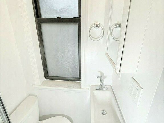 3rd image of 234 E 58th St #17A