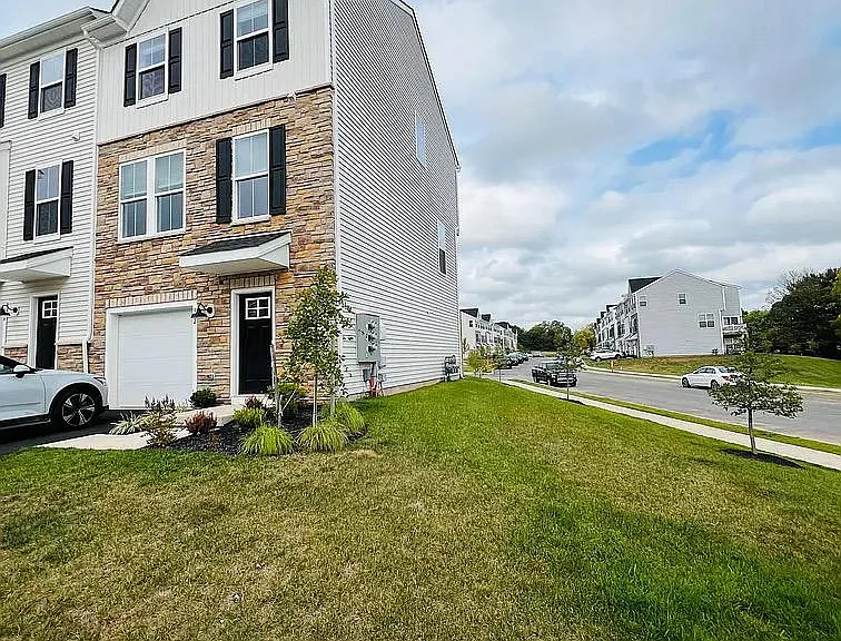 902 Magnolia Ln — Photo 2