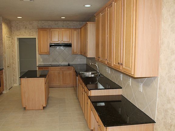 3rd image of 926 Almond Pointe