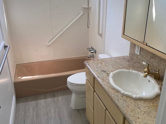 5th image of 2350 Hacienda Dr #B