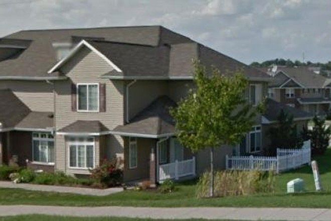 End unit with lots of light!