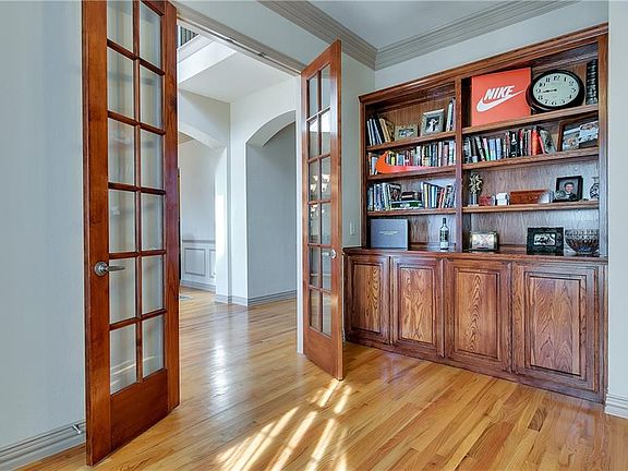 5th image of 740 Carrie Ln