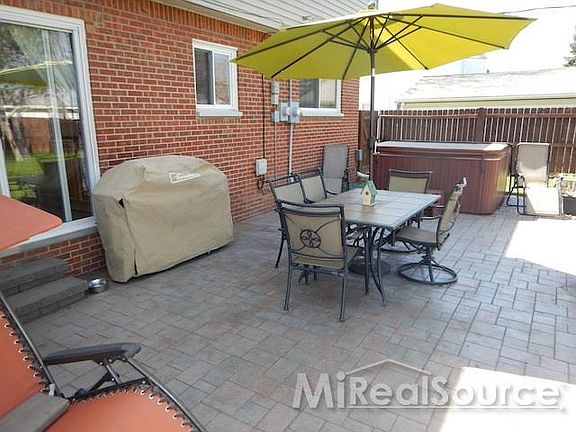 4th image of 19539 Parkside St
