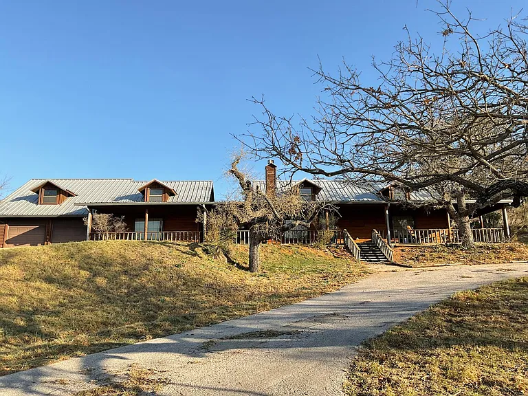 103 Beach Dr — Photo 1