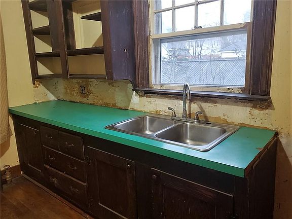 4th image of 247 Greenwood St