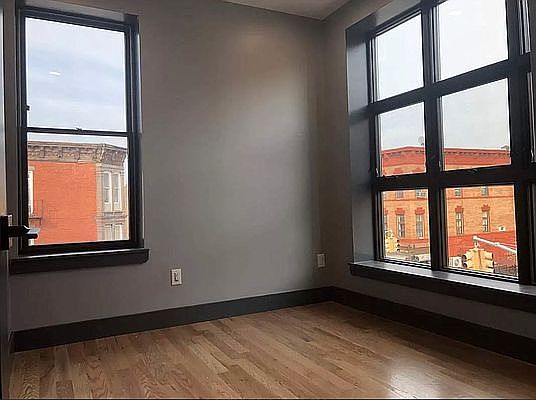 5th image of 321 Sumpter St #2B
