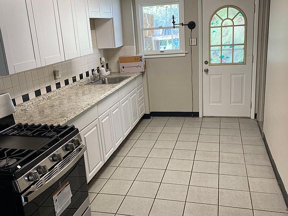 4th image of 211 1/2 N Hyde Park Ave