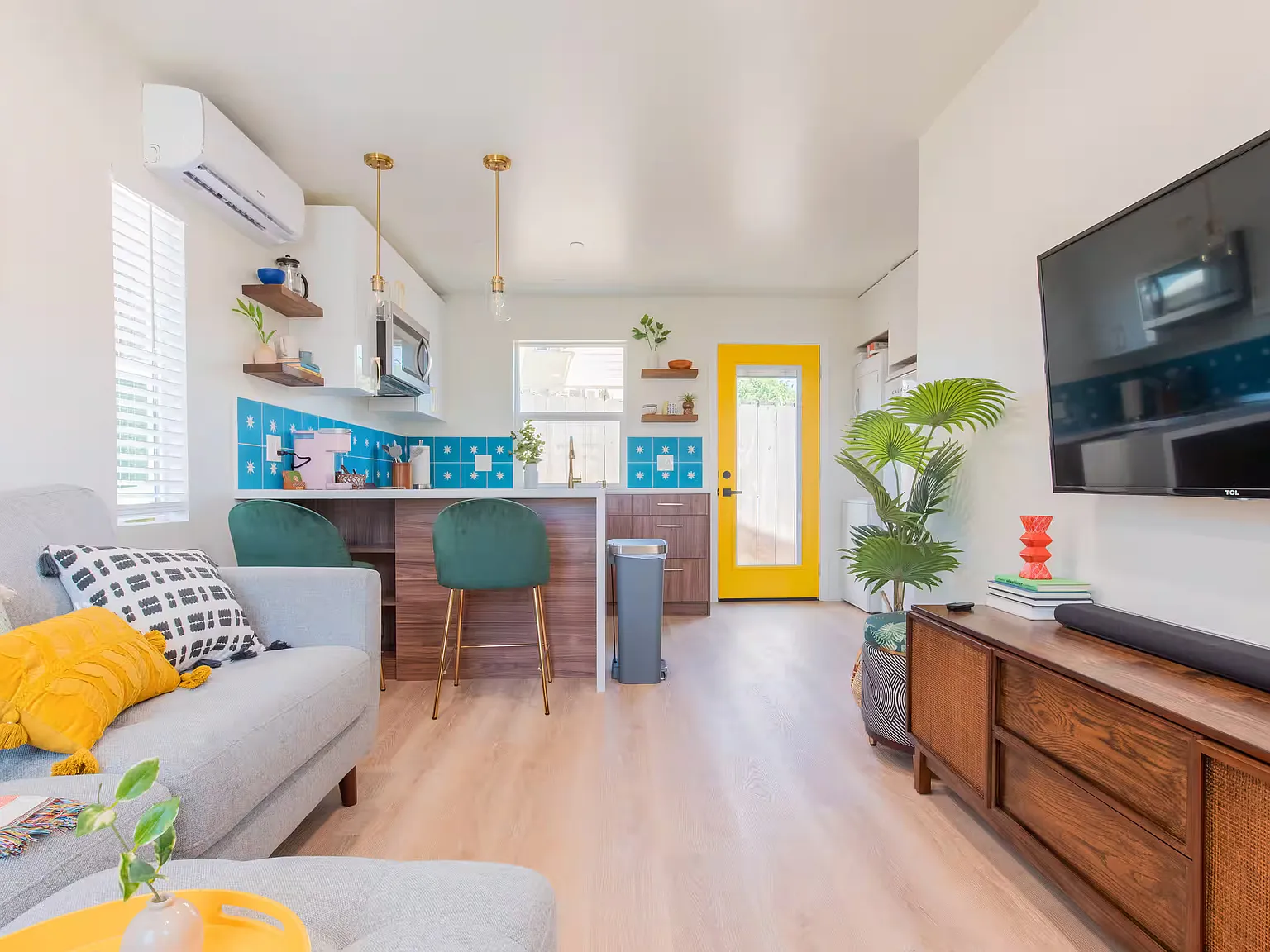 1 bed, 400 sqft, $2,400 — Photo 2
