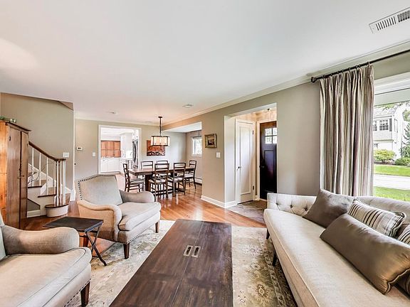 5th image of 1311 E Woodford Pl