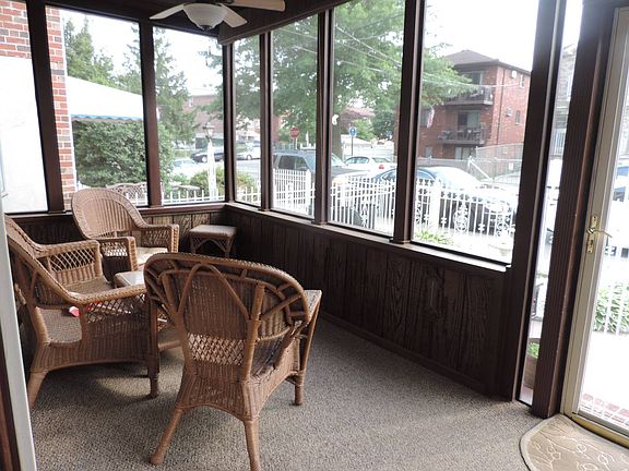 4th image of 914 Clarence Ave