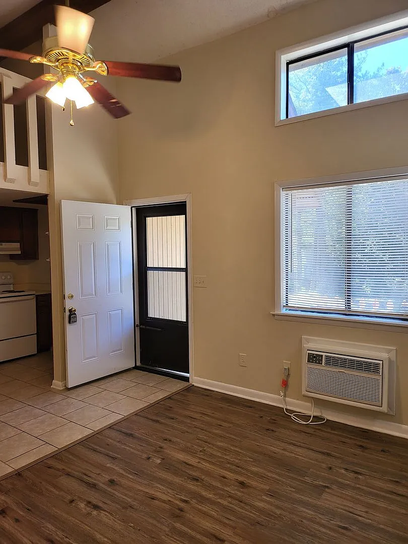 2800 Garvin Rd — Photo 2