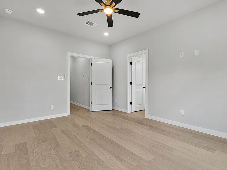 521 Dakota St — Photo 32