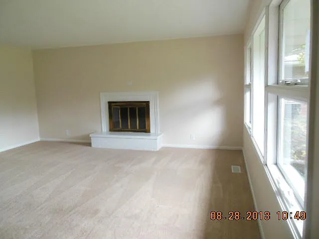 2604 Schroeder St photo 1