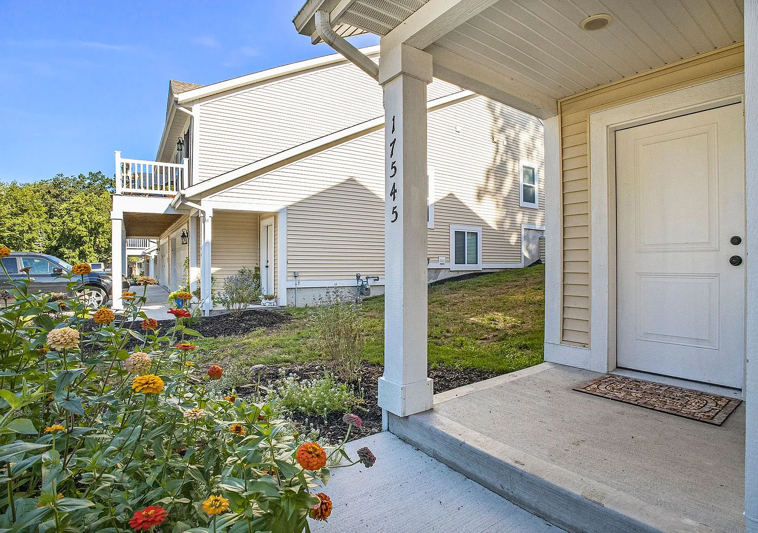 Rare - Brand New 5 Bedroom Immediate Occupancy — Photo 4