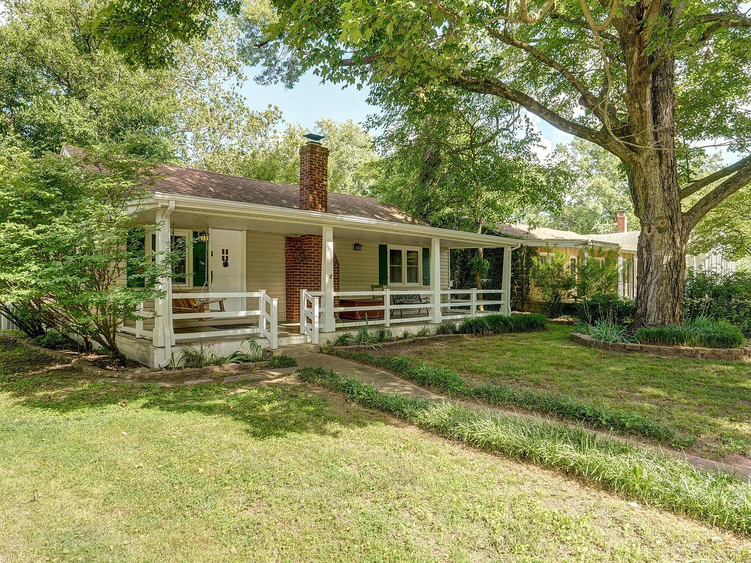 2 bed, 1.0 bath, 868 sqft, $1,350 — Photo 2