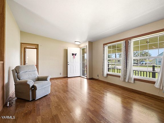 3rd image of 2815 La Framboise Rd