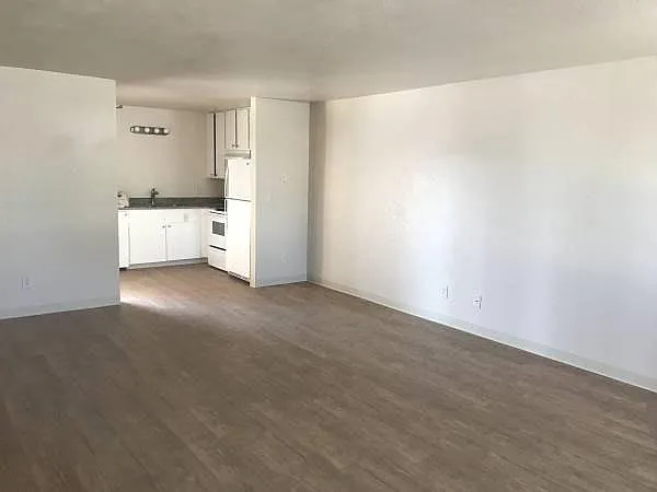 305 W Acacia St #1 — Photo 6