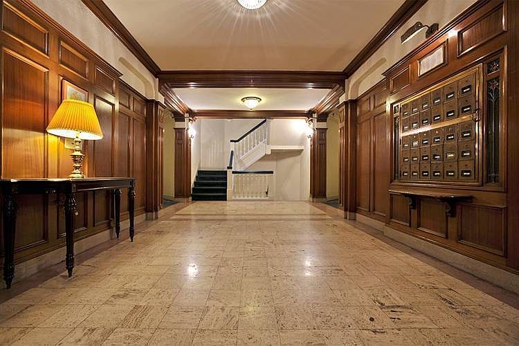 1st image of 845 Bellevue Pl E APT 001