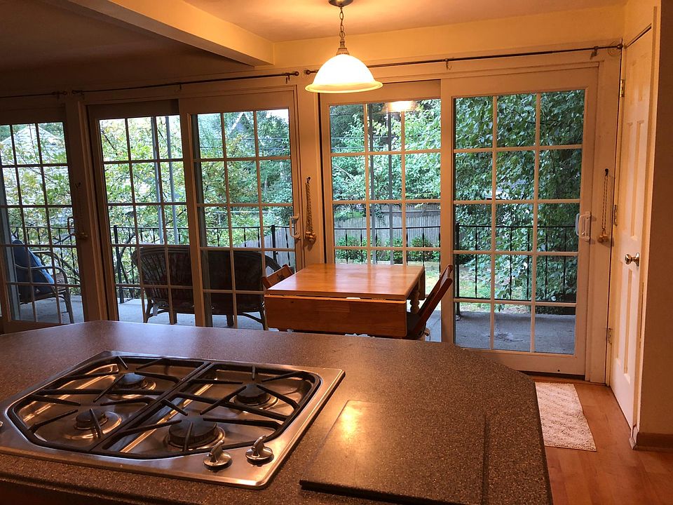 2nd image of 833 Amherst St #2