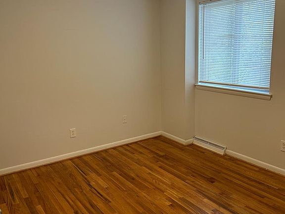 5th image of 3319 6th St SE