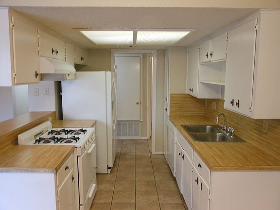 4th image of 602 Garden Path Dr