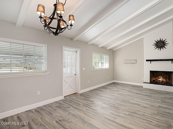 4th image of 225 Emerald Dr N
